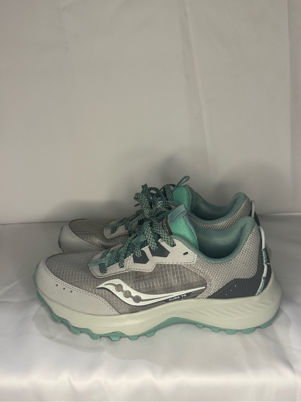 Women’s Saucony Trail Running Sneakers in Gray & Teal. Size 8